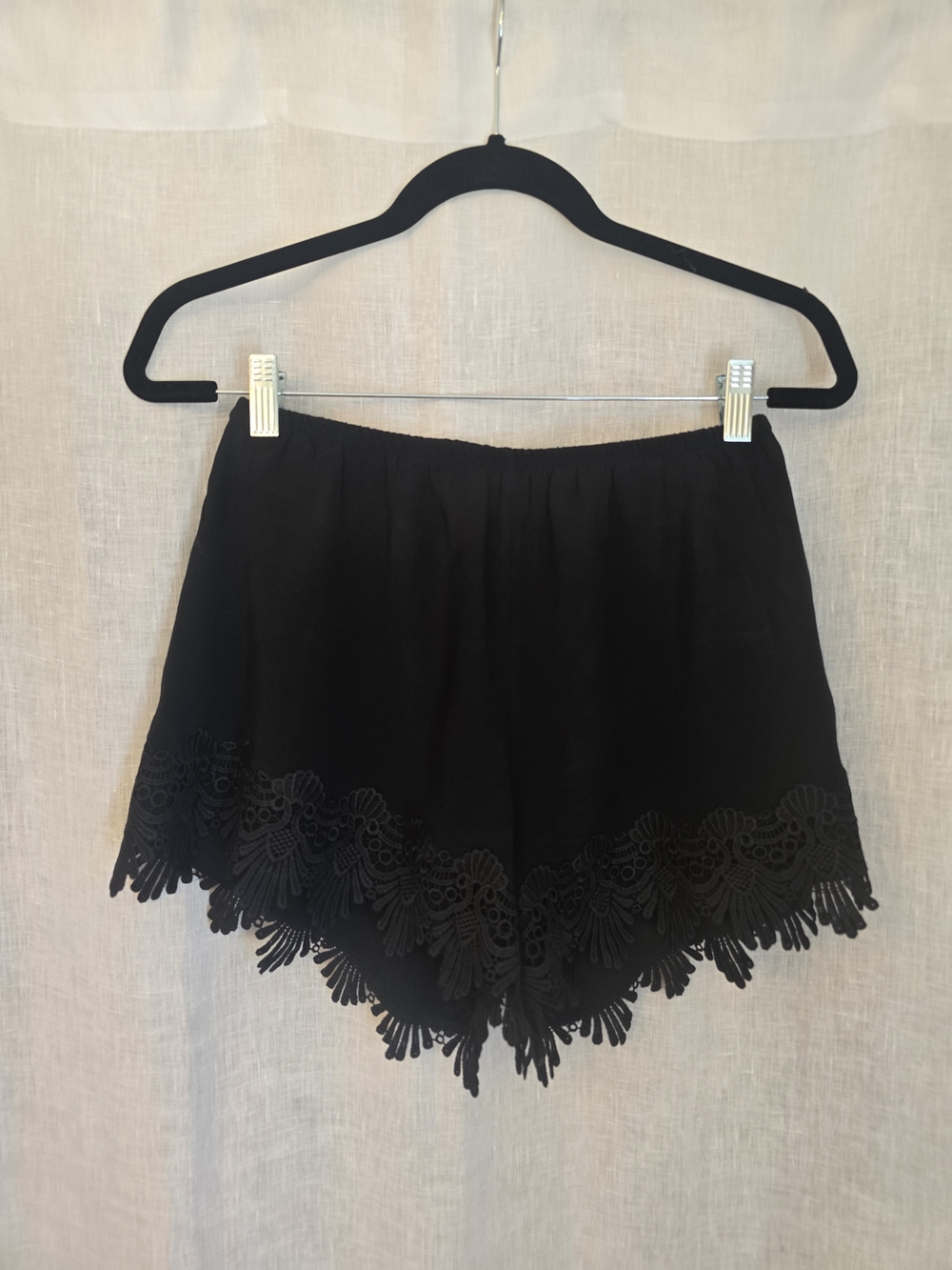 Black Lace Hem Elastic Waist Shorts